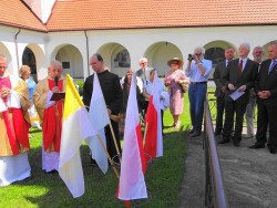 Skępe, 8 VI 2013 r., odsłonięcie i poświęcenie tablic pamiątkowych poświęconych rodzinie Zielińskich na Kaplicy św. Barbary kościoła Ojców Bernardynów oraz doroczne Walne Zebranie DTN, od lewej - ks. prałat T. Zaborny z Rypina i ks. Z. Kluba z Krajkowa; w środku - prof. S. Strzyżewski z Katowic i prezes DTN, prof. M. Krajewski